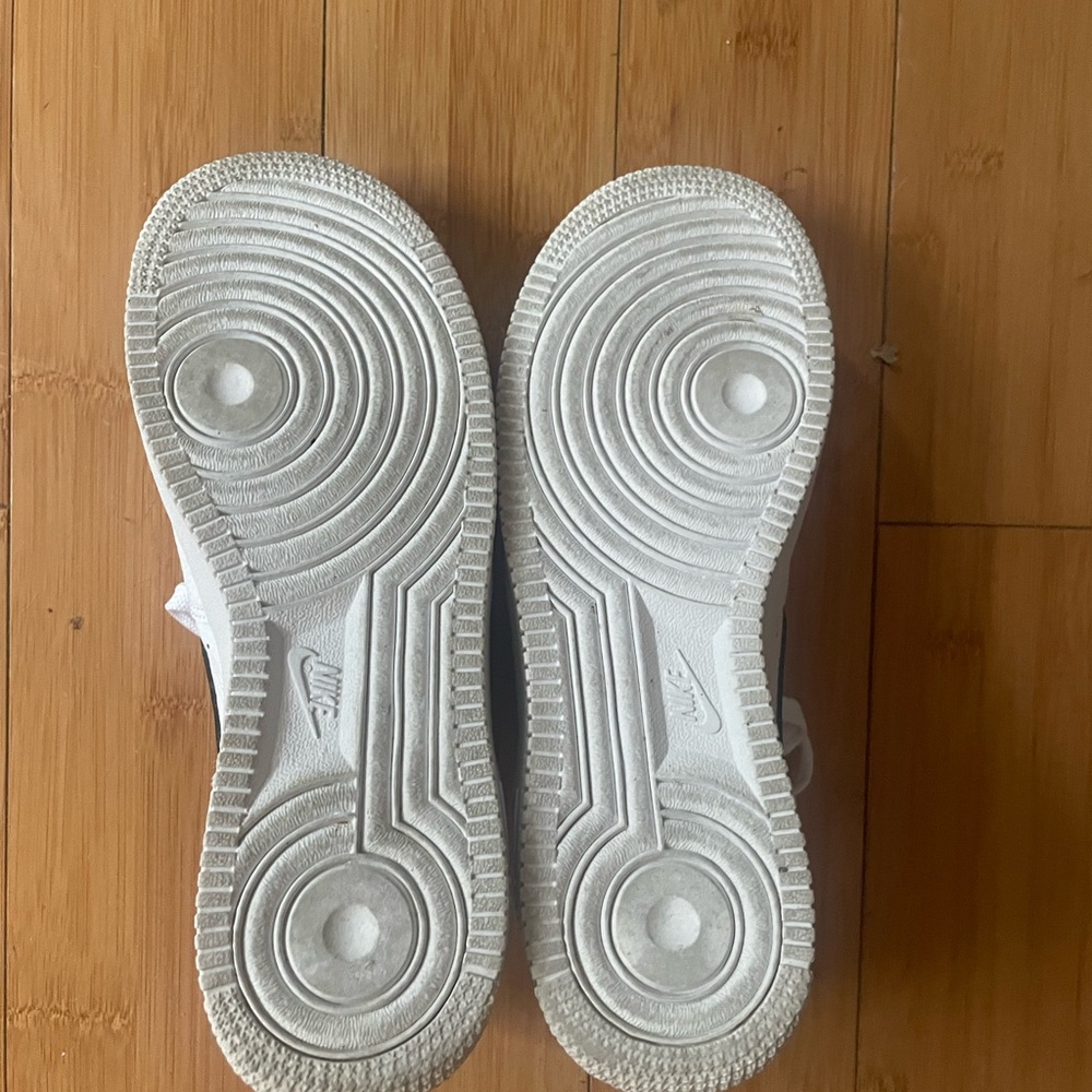 Nike Air Force 1 White Sneakers 6Y/ 7 1/2 Women - Picture 3 of 5